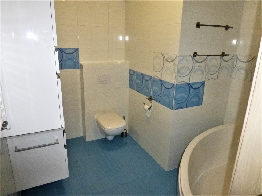 Niebieska łazienka sprawia wrażenie czystej i higienicznej,...