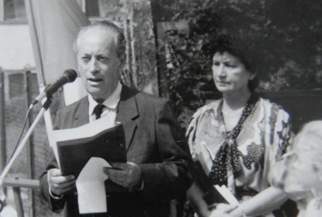 Załman Drezner podczas uroczystości odsłonięcia pomika pamięci Żydów Ostrołęckich, obok Jadwiga Nowicka, prezes Towarzystwa Przyjaciół Ostrołęki, 1991 rok