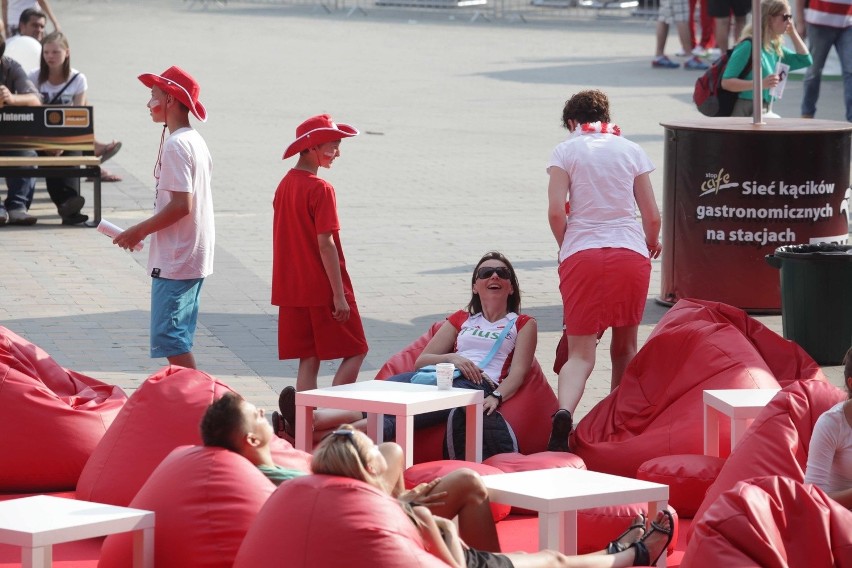 Kibice Ligi Światowej już przed katowickim Spodkiem bawili...