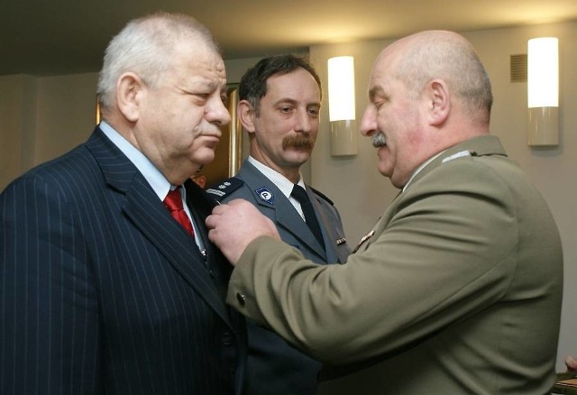 Moment dekoracji medalami "Za zasługi dla obronności kraju". Pierwszy z lewej - Alojzy Szczupak.