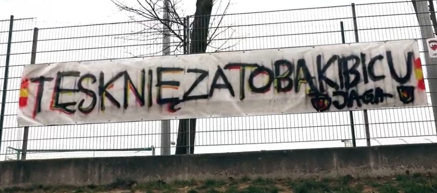 Tęsknię za Tobą kibicu. Nowa akcja Jagiellonii Białystok. Na stadionie miejskim zawisł transparent [ZDJĘCIA]