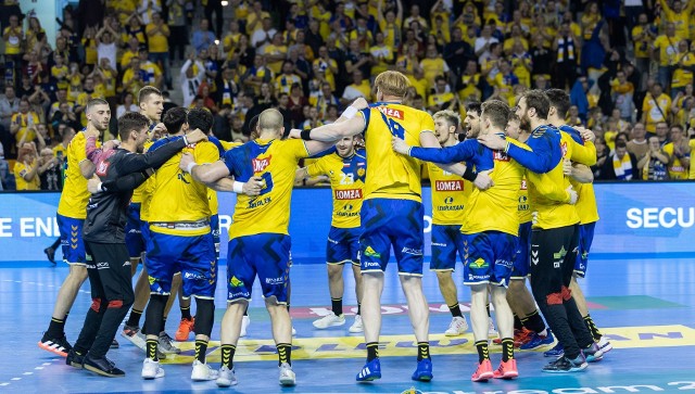 Po znakomitym meczu, w środę piłkarze ręczni Łomża Vive Kielce pokonali w Lidze Mistrzów francuski PSG Handball 38:33. To był znakomity mecz kielczan, dlatego wystawiliśmy im wysokie oceny. Znajdziecie je, wraz z krótkimi uzasadnieniami, pod kolejnymi zdjęciami. >>>>>>>Zobacz kolejne zdjęcia. Przesuwaj zdjęcia w prawo - naciśnij strzałkę lub przycisk NASTĘPNE GDZIE SĄ CHŁOPCY Z TAMTYCH LAT, CZYLI CO DZIŚ ROBIĄ BYŁE GWIAZDY VIVE KIELCE [ZDJĘCIA] [B]POLECAMY RÓWNIEŻ:[/B][tabela][tr][td sz=300]IGOR KARACIĆ SIĘ ZARĘCZYŁ. ZOBACZ JEGO PIĘKNĄ WYBRANKĘ[/td][td sz=300]PIĘKNOŚĆ Z UKRAINY. ZOBACZ PARTNERKĘ ARTIOMA KARALIOKA[/td][/tr][td]BYŁY ZAWODNIK VIVE KIELCE JEST CZOŁOWYM POKERZYSTĄ ŚWIATA. WYGRYWA MILIONY DOLARÓW