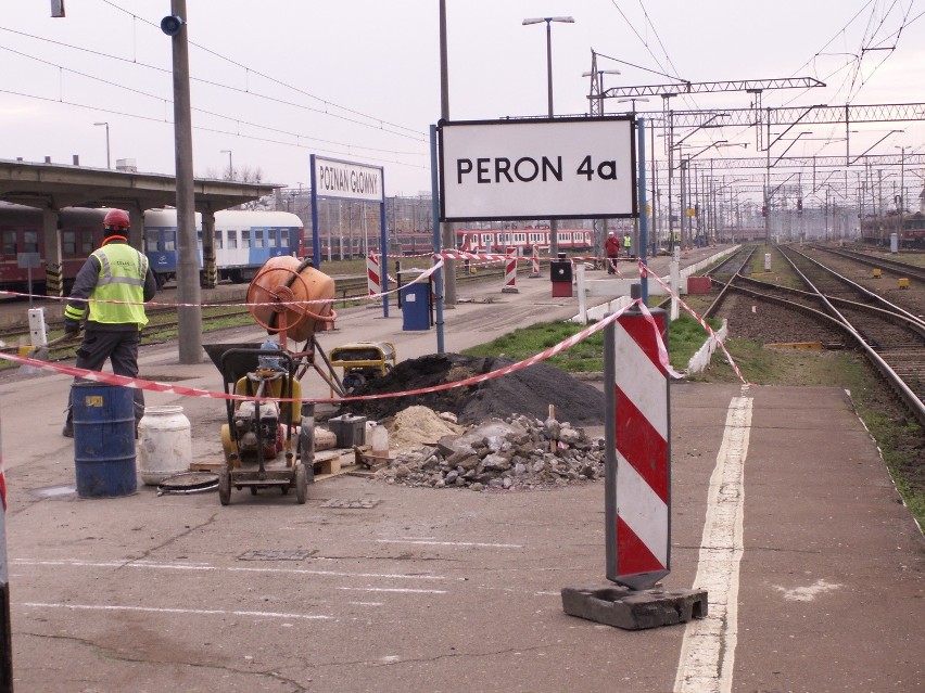 Na peronie 4a trwa remont. Do soboty ma być ułożona...