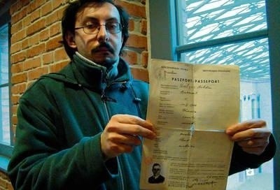Marcin Bieńkowicz pokazuje paszport Jana Górskiego wystawiony na fałszywe nazwisko w Bukareszcie FOT. PIOTR SUBIK