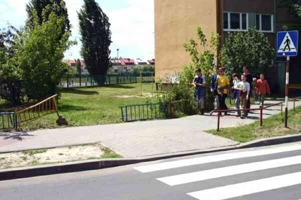 Rozpędzone auto staranowało barierkę w pobliżu Szkoły Podstawowej nr 11