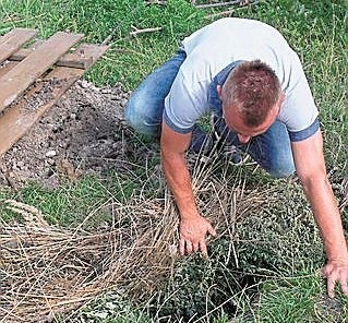 Pan Marcin z Zakrzowa pokazuje norę wykopaną przez bobry, w którą wpadł jego czteroletni synek