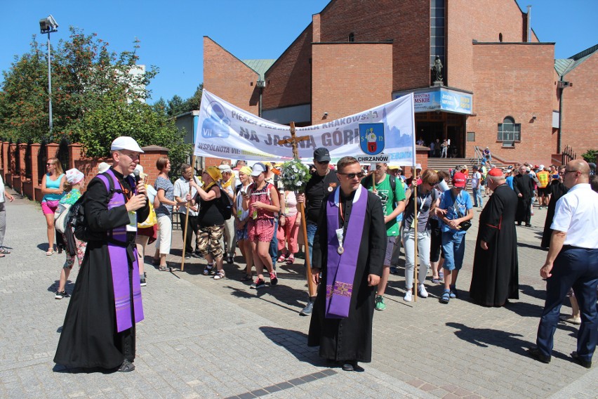 Chrzanów. Pielgrzymi w drodze na Jasną Górę. Przed nimi ostatnie 50 km  [ZDJĘCIA]