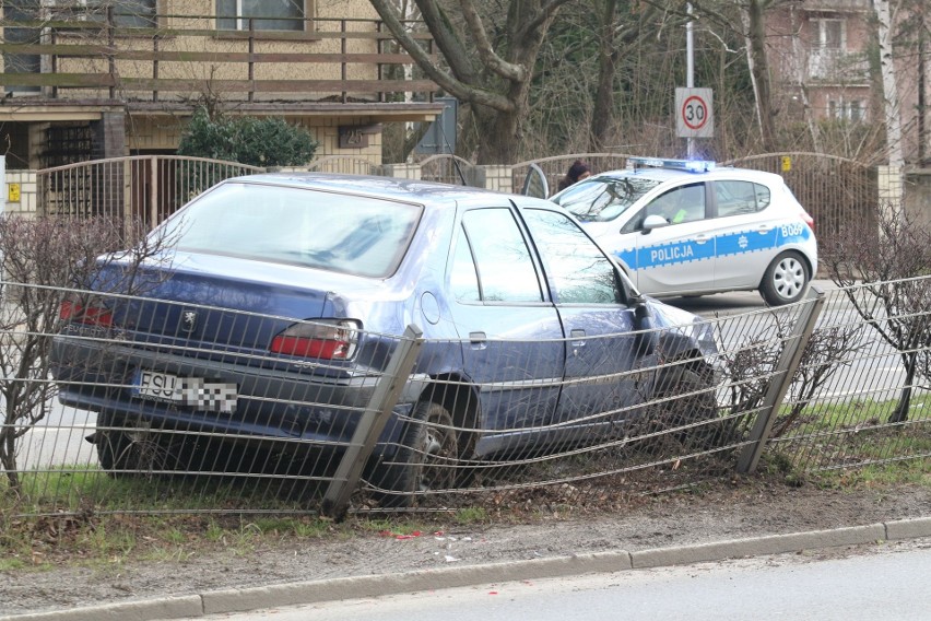 Wypadek na Kochanowskiego. Auto wpadło na ogrodzenie (ZDJĘCIA)