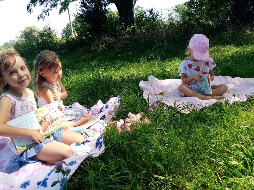 Wakacyjne zajęcia w michałowskiej bibliotece.