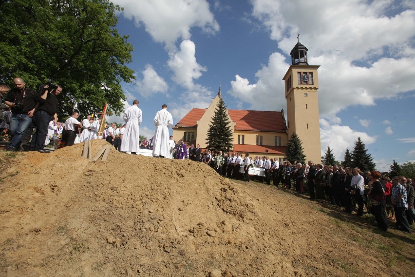 Pogrzeb w Jastrzębiu: Mieszkańcy pożegnali zmarłą rodzinę [LIST POŻEGNALNY]