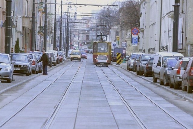 Po zmodernizowanej ul. Kopernika auta wloką się za tramwajami, bo szerokość jezdni nie pozwala na ich wyminięcie