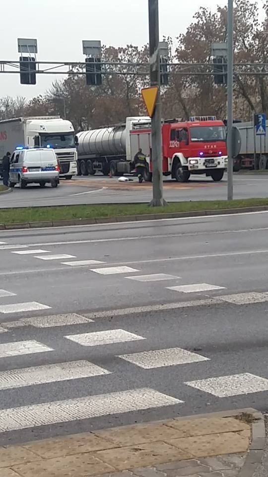 Kolizja na Żółkiewskiego w Radomiu. Kierujący Tirem wjechał...