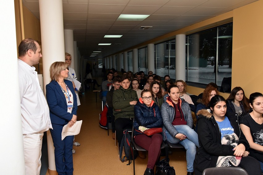 Gorlice. Maturzyści gorlickich szkół w szpitalu poznawali specyfikę jego pracy [ZDJĘCIA]