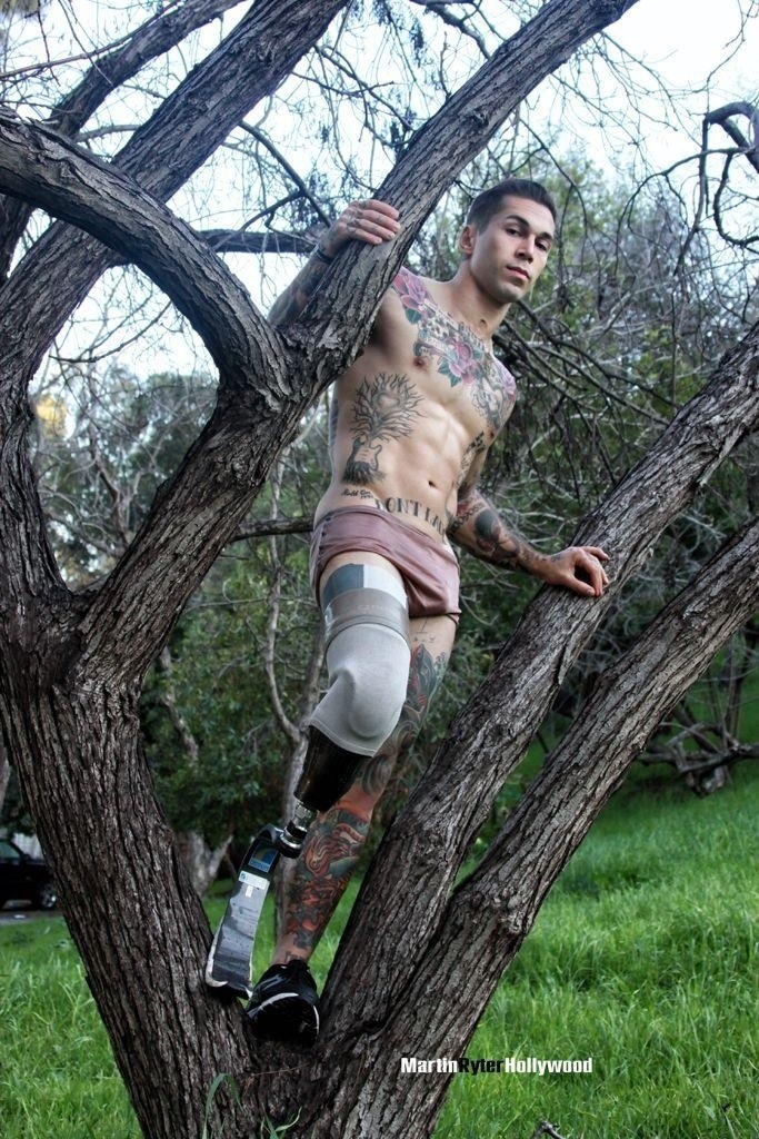 Żołnierz Alex Minsky stracił nogę w Afganistanie, dziś jest modelem. Zobacz niezwykłe zdjęcia