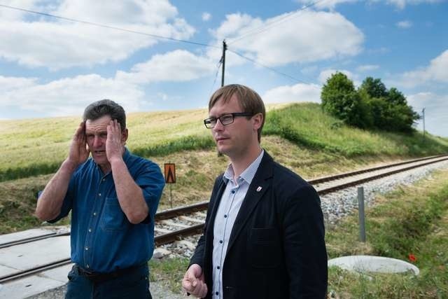 Od lewej sołtys Andrzej Grędzicki i wójt gminy Lisewo Jakub Kochowicz na tragicznym przejeździe w Pniewitem