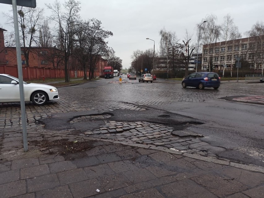 Kończy się skrzyżowaniem z ulicą Długą, gdzie prowadzony...