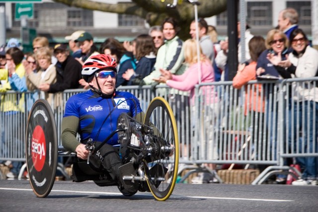 Arkadiusz Skrzypiński jest dwukrotnym triumfatorem maratonu w Bostonie. Tu podczas zmagań w 2008 roku.