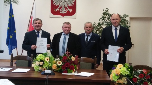 Wójt Marian Kmieciak ( z prawej) i przewodniczący Rady Gminy Stanisław Gapys (z lewej).