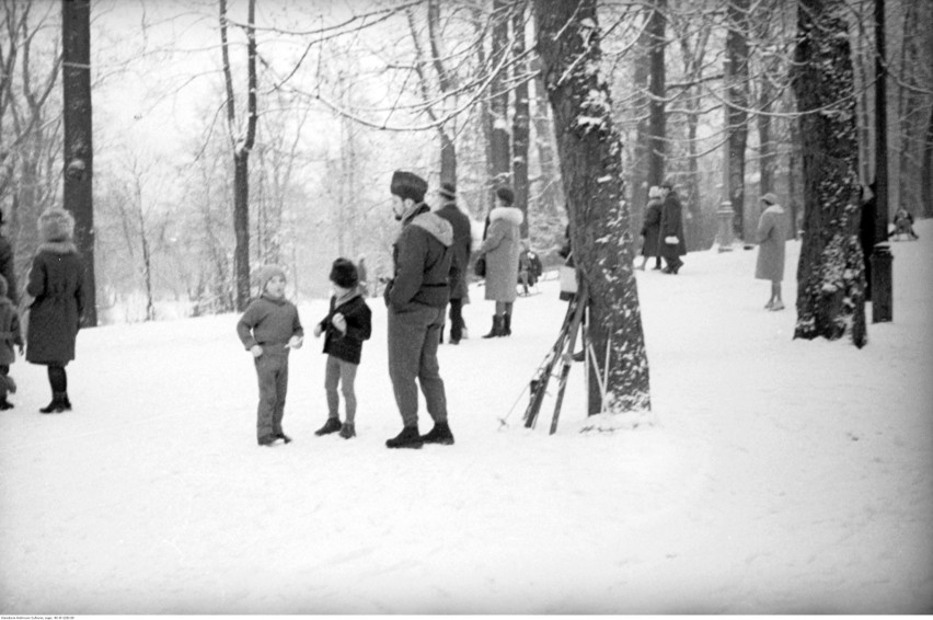 Zimowe spacery nie zmieniły się od lat 60. XX w. Na zdjęciu...