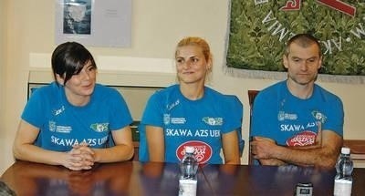 Od lewej: nowa zawodniczka "ekonomistek" Lucyna Reptak, kapitan zespołu Sandra Biernatek i trener Tomasz Klocek Fot. Artur Bogacki