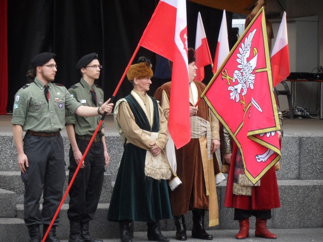 Rodzinne spotkanie z historią w obozie rycerskim oraz bieg „Biało-Czerwony”. Tak w Bytomiu świętowano Dzień Flagi Rzeczypospolitej Polskiej.