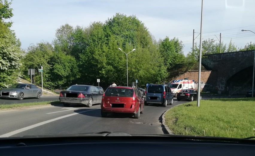 Wypadek na ul. Wilczej w Szczecinie. Motocyklista zderzył się z fordem. Ruch kierowany jest objazdem