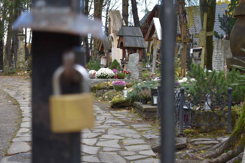 Zakopane. Cmentarze zamknięte na kłódkę. Ruchu przy nekropoliach prawie nie ma