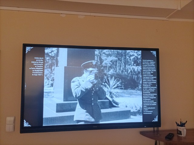 Kadr z prezentowanego na wystawie filmu z odsłonięcia toruńskiego pomnika wojsk balonowych. Jak widać, kamera dra Marcelego Łukowicza nie była jedyną, która wtedy pracowała. Podobny sprzęt posiadał również ten nieznany porucznik. Może i jego film gdzieś się kiedyś odnajdzie?