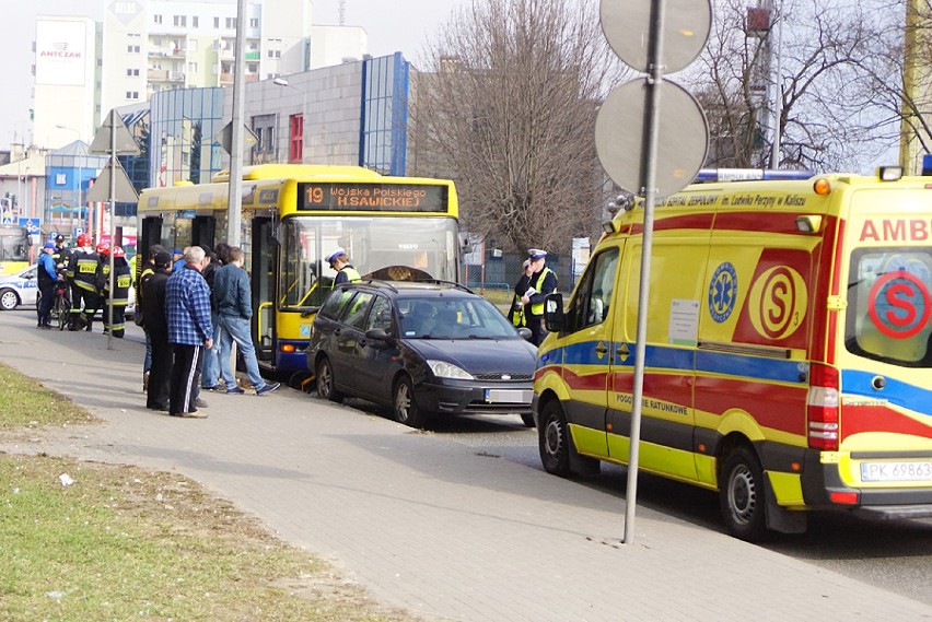 Wypadek w Kaliszu: Zderzenie autobusu z autem osobowym