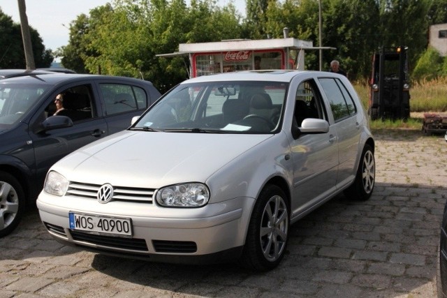VW Golf IV, 1997 r., 1,9 TDI, klimatyzacja, elektryczne szyby i lusterka, tempomat, 8 tys. 900 zł;
