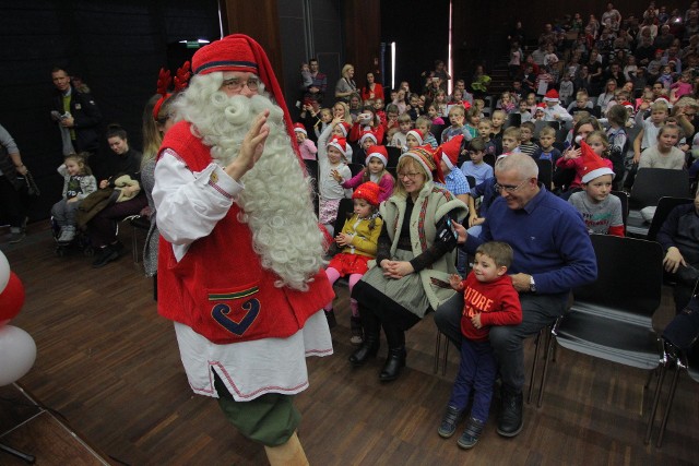 Dzieci były zachwycone spotkaniem ze świętym Mikołajem z Rovaniemi w Koziegłowach [ZDJĘCIA]
