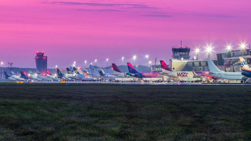 Liczba pasażerów Katowice Airport w trzecim kwartale 2019. Mały spadek w ruchu regularnym, mały wzrost w czarterach . Hity lata i nowości