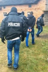 Tragedia w gminie Rzgów. Policjanci zatrzymali mężczyznę, który śmiertelnie pobił swoją matkę
