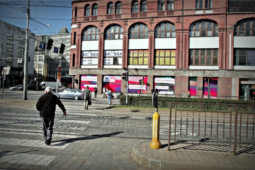 Nowy Rossmann na rogu Ruskiej i Kazimierza Wielkiego. Kiedy otwarcie? (ZDJĘCIA)