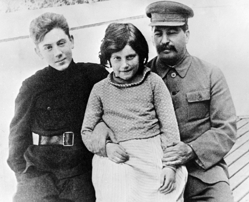 Józef Stalin z dziećmi: Wasilijem i Swietlaną