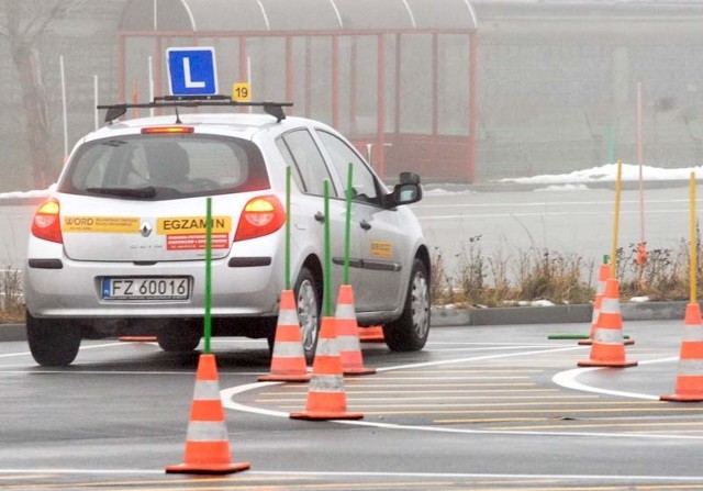 Dwukrotne najechanie na linię oznacza oblanie egzaminu. Podobnie jak przewrócenie pachołka. Po zaliczeniu placu manewrowego zdający wyjeżdża ,,na miasto''. Tam egzamin może trwać tylko 25 minut.