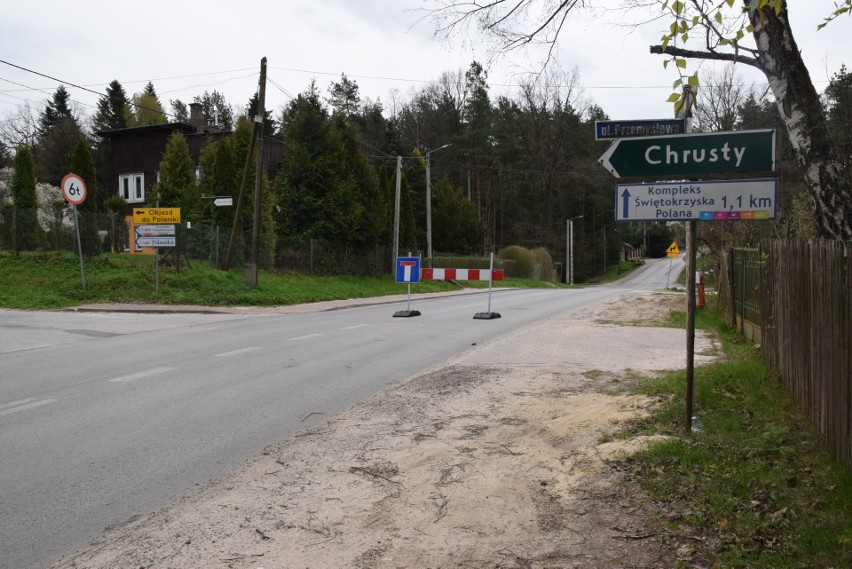 Trwa wycinka drzew pod ścieżkę rowerową przy trasie Kielce - Zagnańsk. Droga zamknięta, jest objazd przez Gruszkę i Kajetanów [ZDJĘCIA]