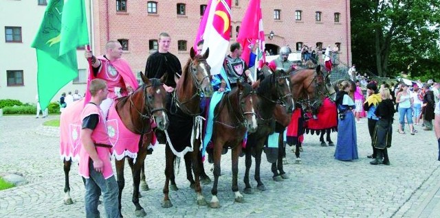 Turnieje rycerskie, biesiady u komtura, festiwal średniowiecza &#8211; to tylko niewielka część oferty hotelu. I to nie tylko dla gości hotelu, historię warowni może poznać każdy.