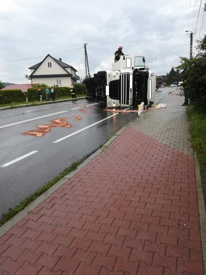 Wypadek w Tymowej. Na DK 75 leży przewrócona ciężarówka