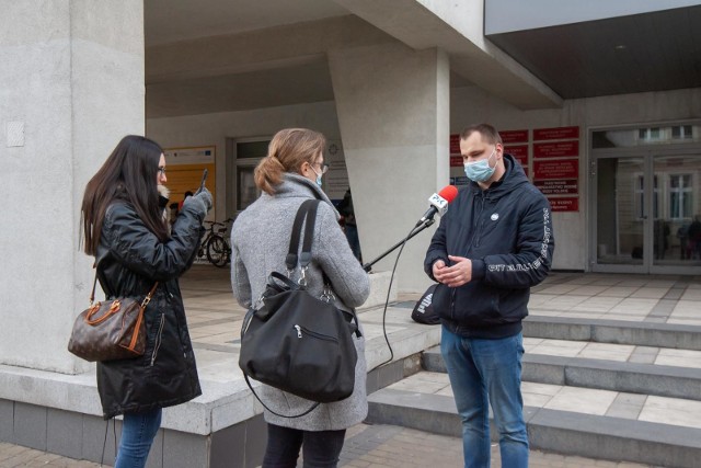 Stan techniczny autobusów zawożących dzieci do szkół to przede wszystkim efekt kiepskiej jakości dróg, po których jeżdżą - twierdzi Krystian Wiśniewski reprezentujący Ogólnopolskie Stowarzyszenie Przewoźników Autokarowych.