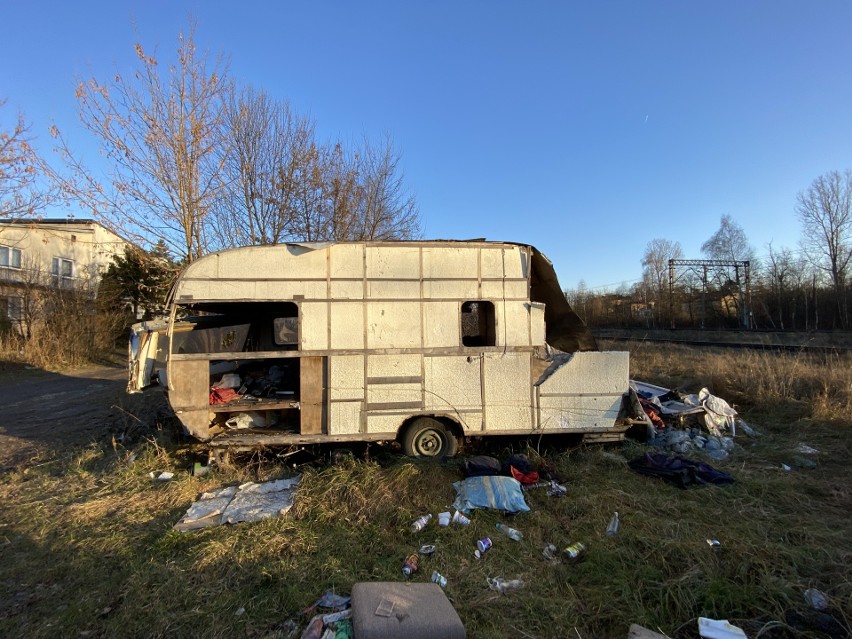 W tej przyczepie w Olkuszu znaleziono ciało mężczyzny