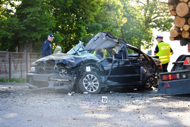 Dziś (czwartek) po godzinie 7 rano na skrzyżowaniu w Wygodzie doszło do śmiertelnego wypadku z udziałem ciężar&oacute;wki transportującej drewno oraz BMW.- Ze wstępnych ustaleń policjant&oacute;w wynika, że kierujący samochodem ciężarowym jadąc od strony Nakli najprawdopodobniej  nie ustąpił pierwszeństwa przejazdu samochodowi BMW jadącemu drogą krajową nr 20 od strony Kościerzyny - m&oacute;wi Michał Gawroński, oficer prasowy bytowskiej policji.Kierowca samochodu osobowego, 24-letni mieszkaniec powiatu kościerskiego, zmarł na miejscu. Droga w tej chwili jest zablokowana, policjanci zalecają objazdy. Na miejscu są służby i prokurator.&lt;iframe src=&quot;//get.x-link.pl/d36337bb-a8ce-5e8e-1b16-afe157bf6c4a,3cbd7c8f-6eed-159d-ef28-89b21e3540bc,embed.html&quot; width=&quot;640&quot; height=&quot;360&quot; frameborder=&quot;0&quot; webkitallowfullscreen=&quot;&quot; mozallowfullscreen=&quot;&quot; allowfullscreen=&quot;&quot; allow=&quot;autoplay; fullscreen&quot; scrolling=&quot;no&quot;&gt;&lt;/iframe&gt;