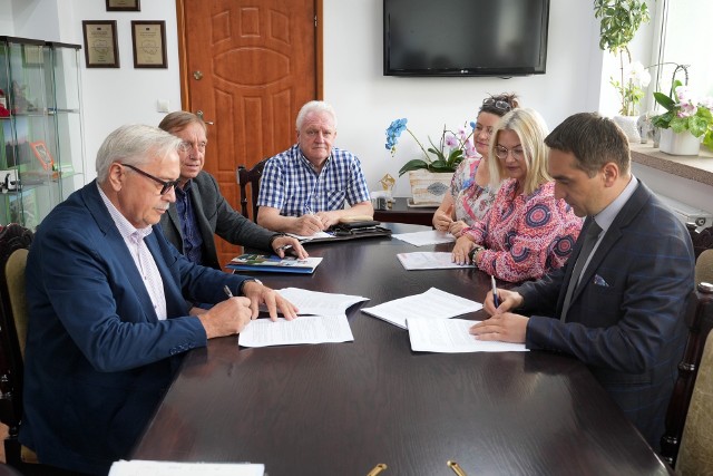 Gmina Rzeczenica podpisała umowę na świadczenie usług publicznego transportu zbiorowego w gminnych przewozach pasażerskich z bytowskim Przedsiębiorstwem Komunikacji Samochodowej.