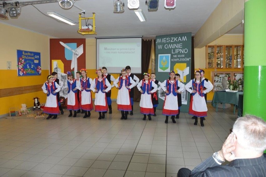 Uczniowie i nauczyciele Szkoły Podstawowej w Karnkowie...