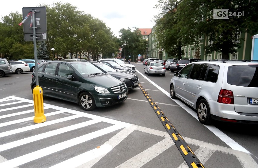 Zmiany przy Urzędzie Miasta Szczecin. Mniej miejsc parkingowych, ale lepszy dojazd