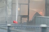 Pożar hali produkcyjnej w Trzeciewcu pod Bydgoszczą. Strażacy walczą z żywiołem od północy [wideo]