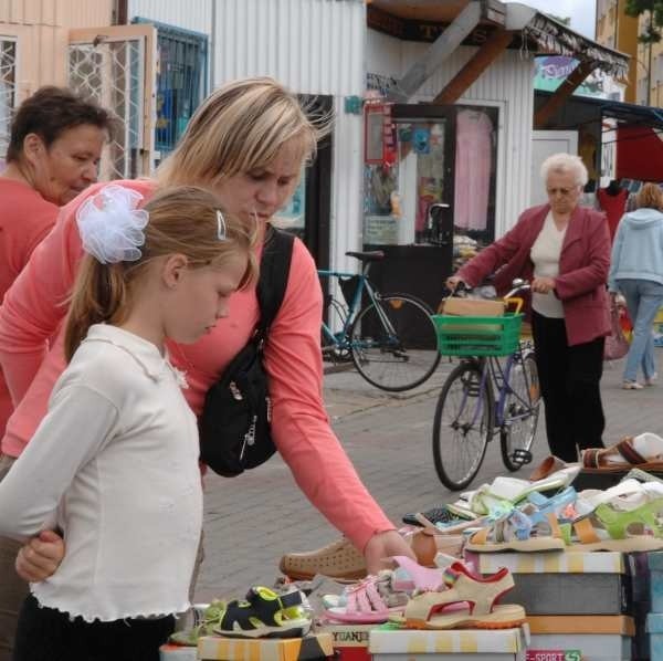 Grażyna Parnikowska z Dębna na kiermaszu kupiła kilka rzeczy dla siebie i córki Ani. - Były tańsze niż na targowisku, nie narzekam na ich jakość - mówi klientka.