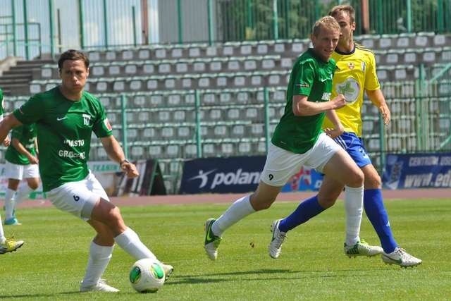 Robert Szczot (w zielonej koszulce) zagrał na nietypowej pozycji jako najbardziej wysunięty napastnik i zdobył w Siedlcach ładną bramkę