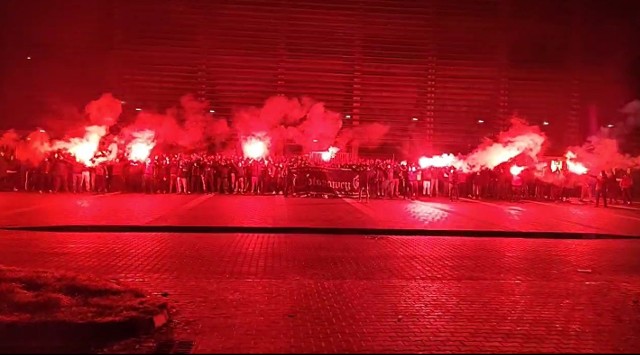 Kibice Motoru trzymają stronę trenera Feio. Wiec poparcia