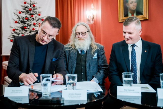W czwartek, 21 grudnia, w obecności wicemarszałka Mazowsza Rafała Rajkowskiego (z prawej) została podpisana umowa z wykonawcą.